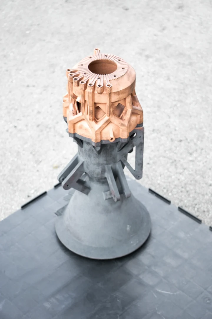 Manufactured 28 kN nozzle and injector head assembly